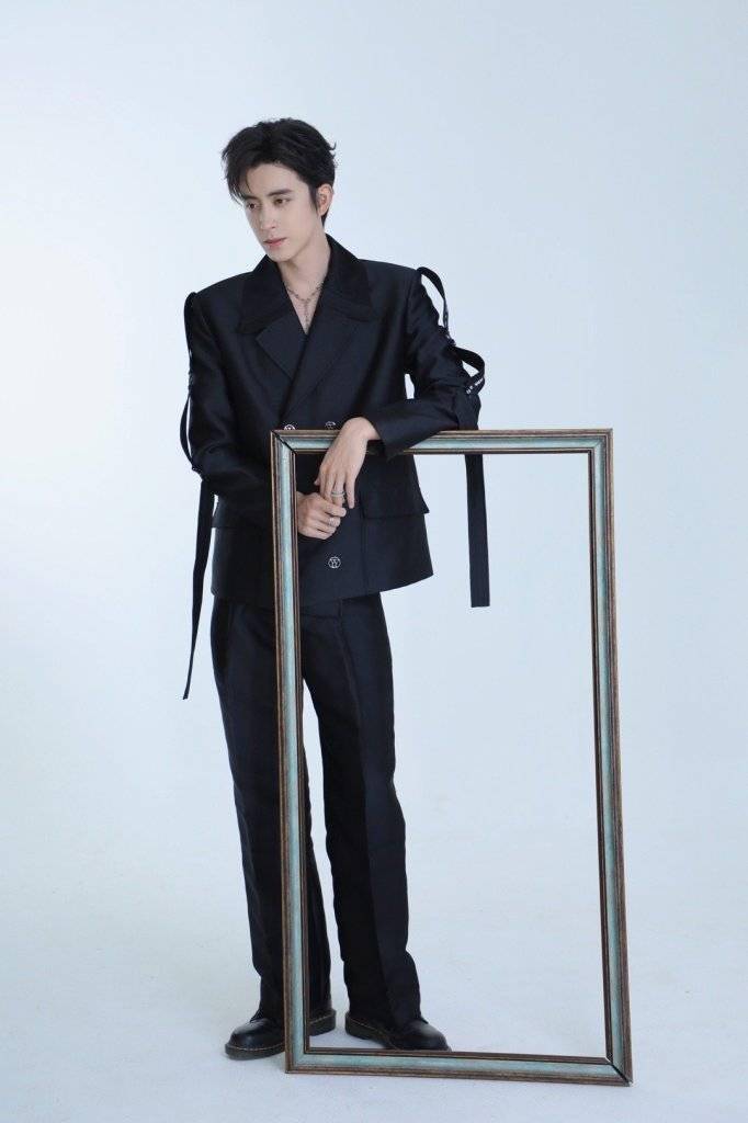 敖瑞鹏拍摄设计感西装造型写真 宣传新节目《为了我们的荣耀》