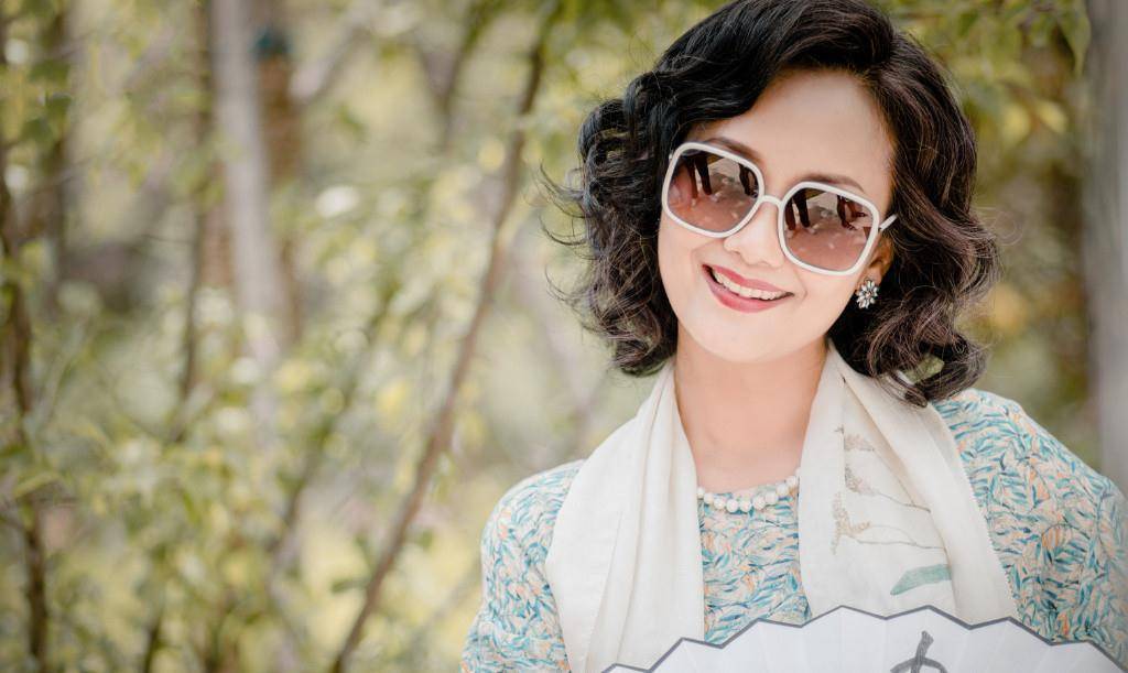 54岁李颖太惊艳,穿小脚裤马丁靴跳舞腰细腿长,170身高让人心动_女性