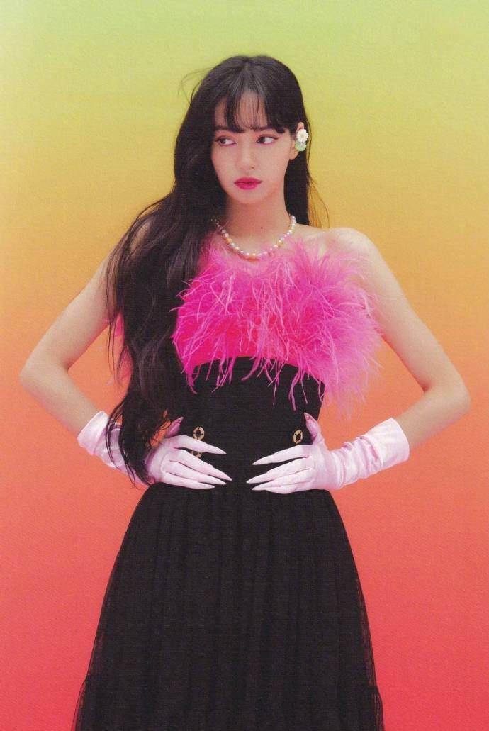 lisa终于留回长发了,复古造型堪称仙子,衣品却遭吐槽_粉色_年代_发型