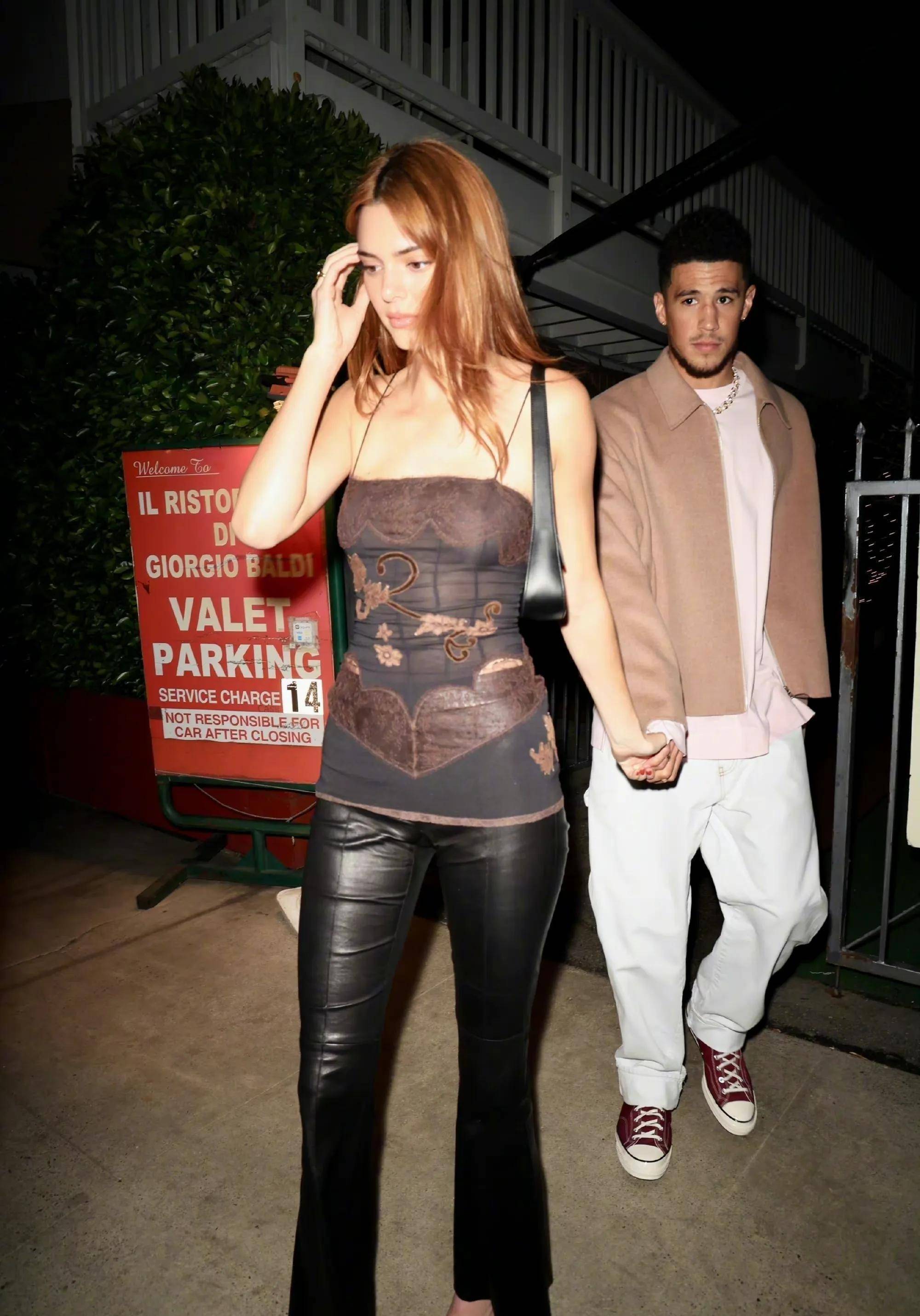 国际超模詹娜十指相扣拉着男友布克,男友样子很不自然害羞_卡戴珊