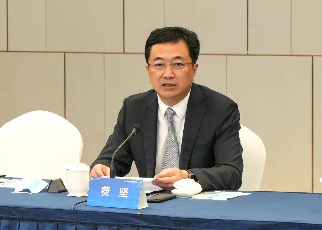 省教育厅副厅长袁靖宇出席会议,市委常委,组织部部长费坚出席并致辞