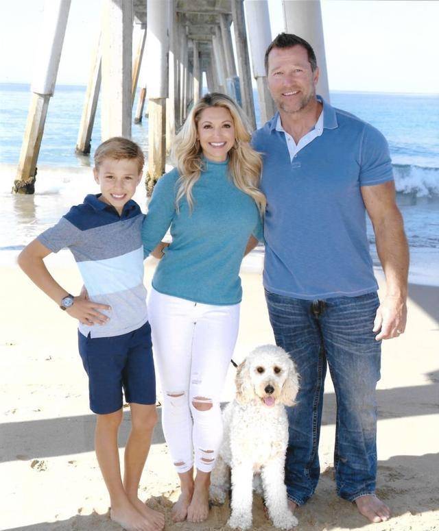 52岁的冈特施莱坎普,炫耀巨大的肱二头肌,是否将要复出?