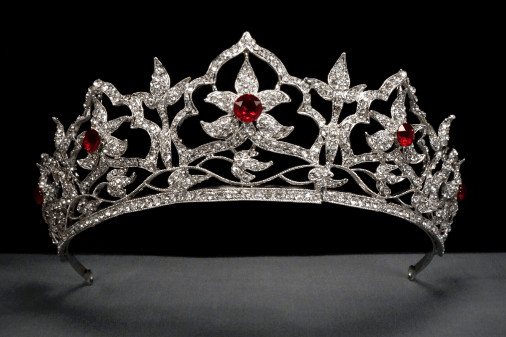 从权力到真爱,这个坐拥3500多款冠冕设计的传奇珠宝品牌,诉尽了女性的