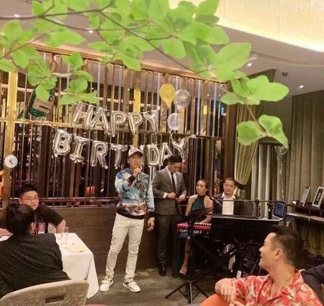 56岁甄子丹连续三天庆生,关之琳郑秀文争艳,谢霆锋剧组送祝福_杨小娟