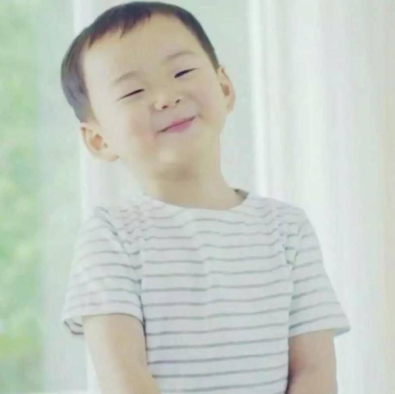 宋民国9岁生日照曝光,大长腿吸睛,笑起来和小时候变化不大