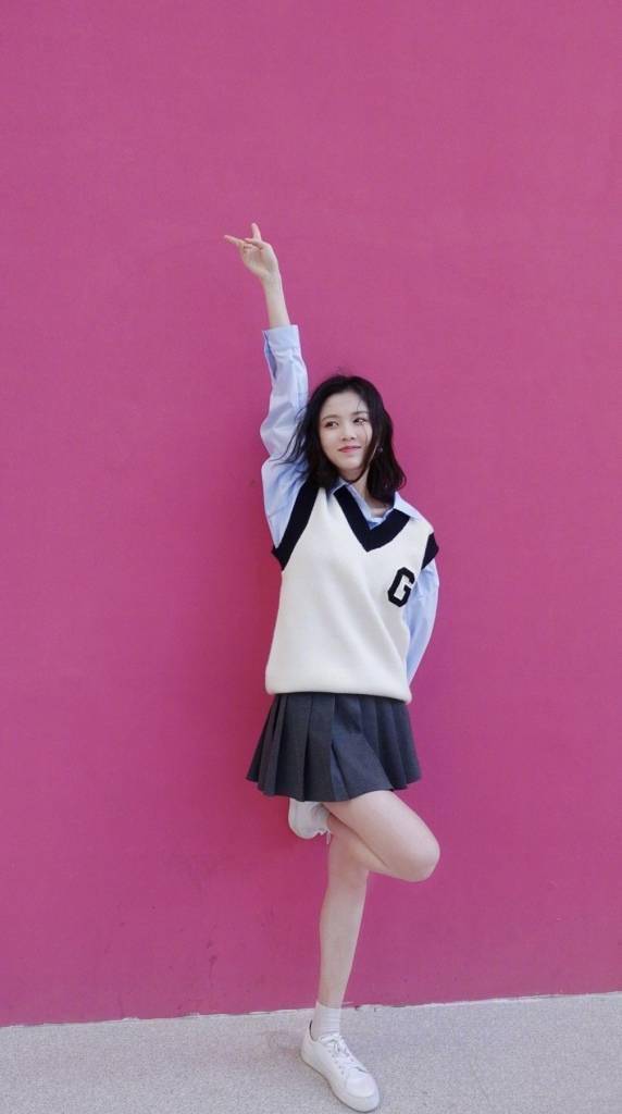 张慧雯发布学院风造型写真 短裙秀美腿笑得超甜