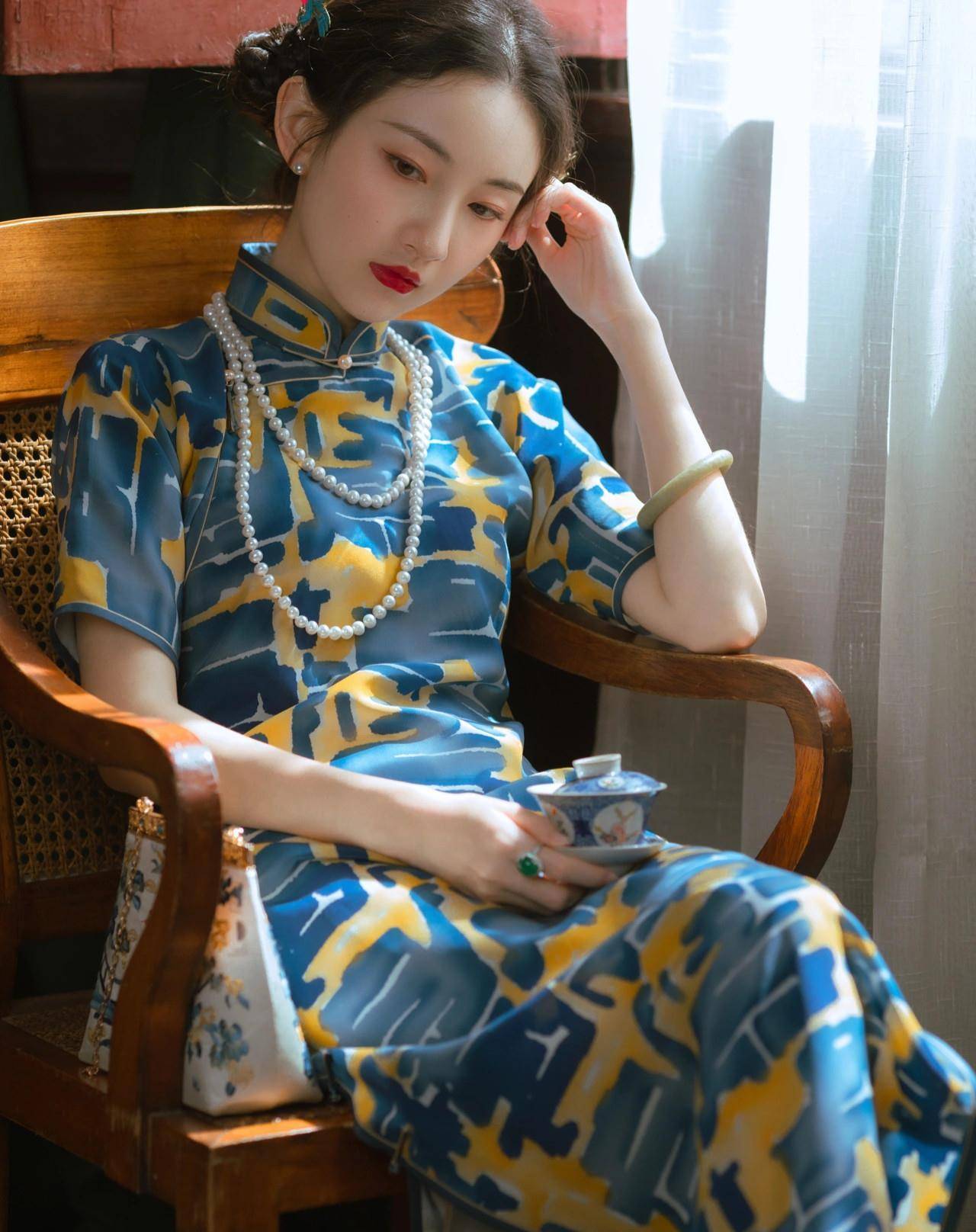 白色印花旗袍,凸显女子高贵优雅,雍容华贵的气度_黑色_款式_改良