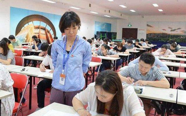 监考老师为什么会"频繁"喝水?并非口渴,知情人道出背后实情!