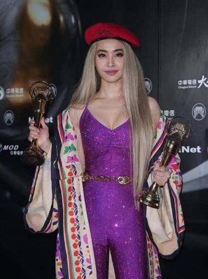 蔡依林这"体操服"真是绝了,连体造型好似"蹦迪球",太刺眼_服装_身材