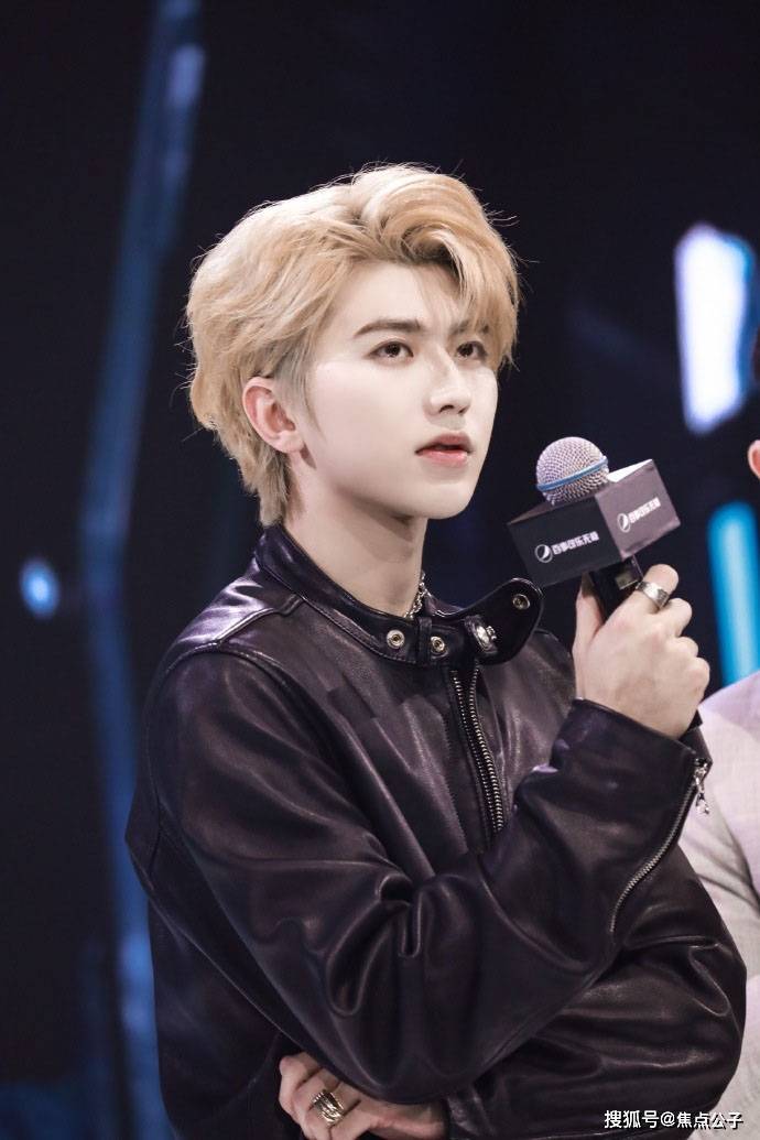 蔡徐坤出席活动一头金发吸睛,颜值妆造堪比漫撕男_年年_网友_气质