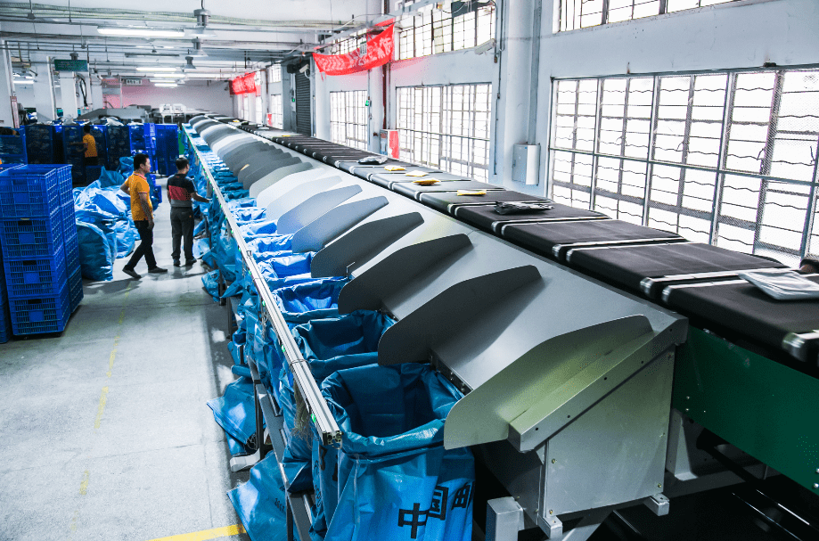 自动分拣系统一般由控制装置,分类装置,输送装置及分拣道口组成,四