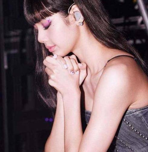 或作为演出的一部分参加2019年科切拉音乐节时,lisa总是在演出前祈祷