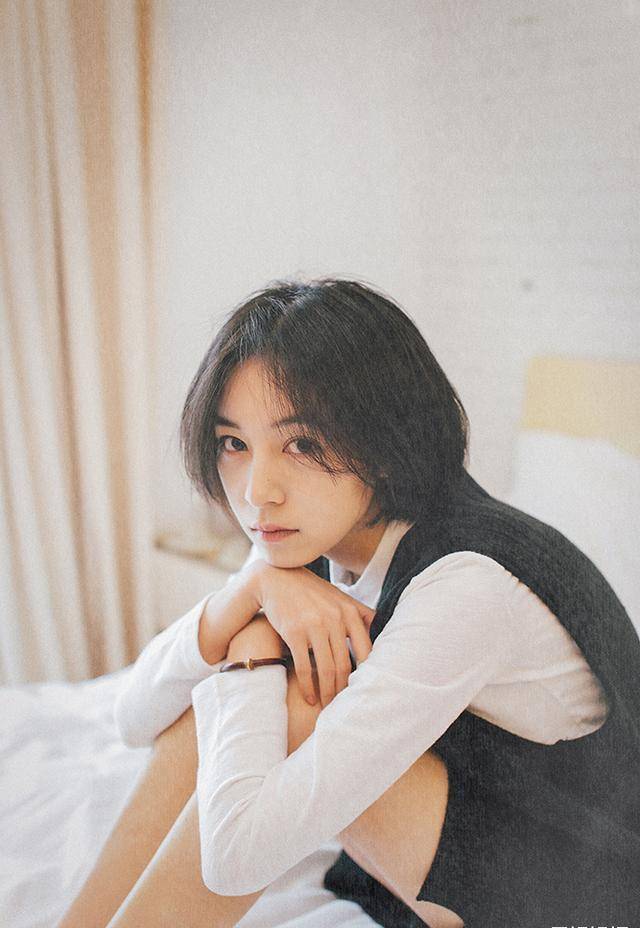 中的齐晋,24岁刚出道就和鹿晗合作,还演过剧版顾森湘_陈文锦_吴雅君