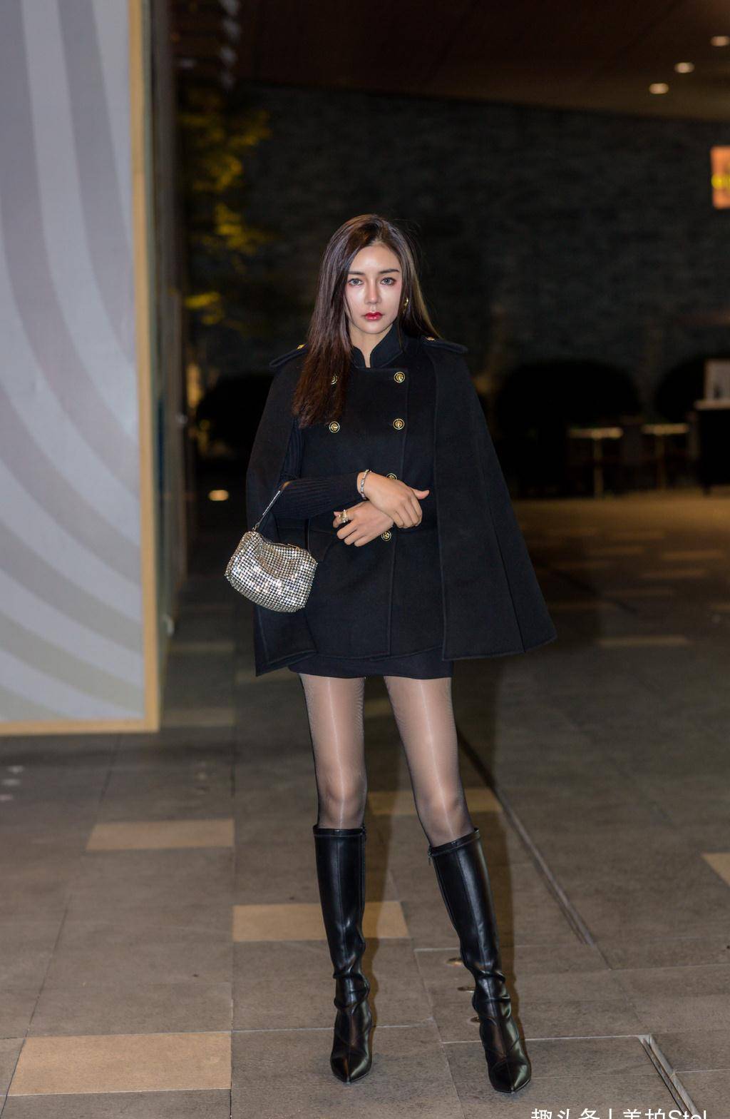 经典款的漆皮长靴,不管是黑色款还是其他颜色,都可以让小姐姐的魅力大