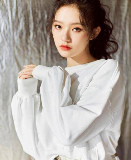 杨超越这些新生代小花,长相特别清新甜美的一类女生,这也是目前新流行