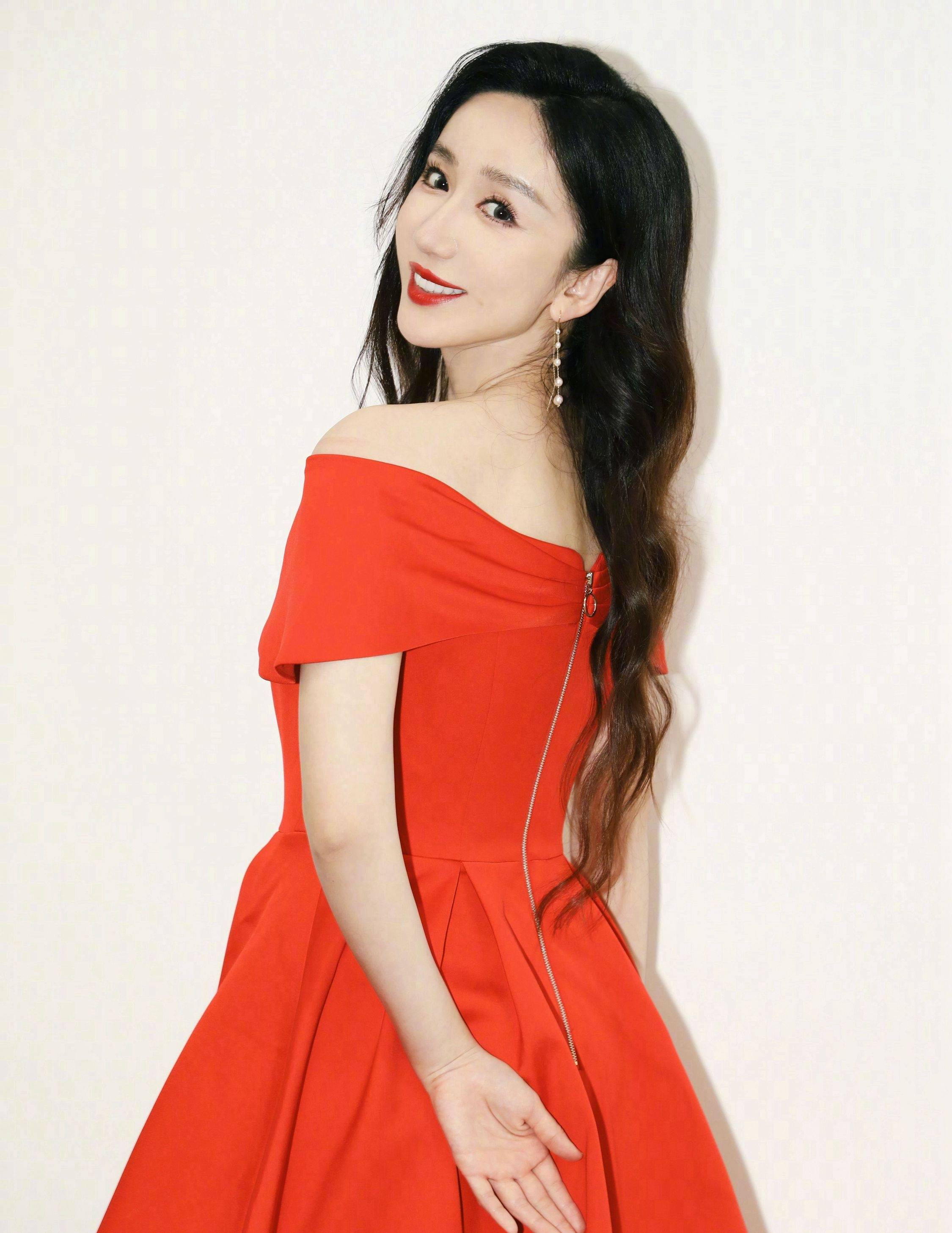 娄艺潇一字齐肩红色连衣裙优雅写真