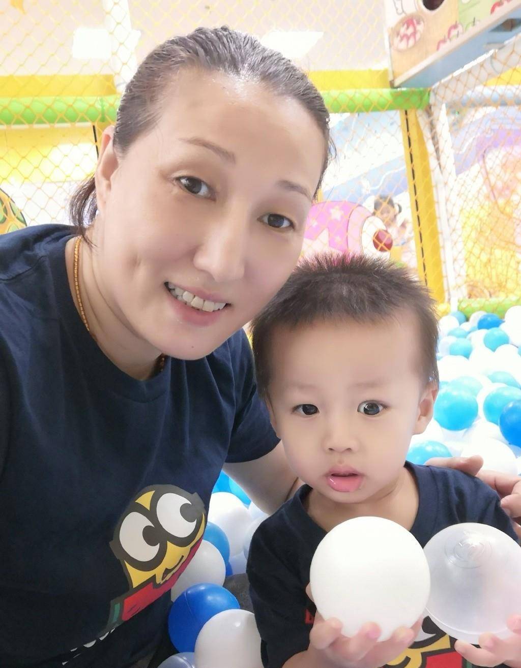 奥运冠军王丽娜近况,为女排祝贺,41岁显年轻,与老公一起开饭店_退役
