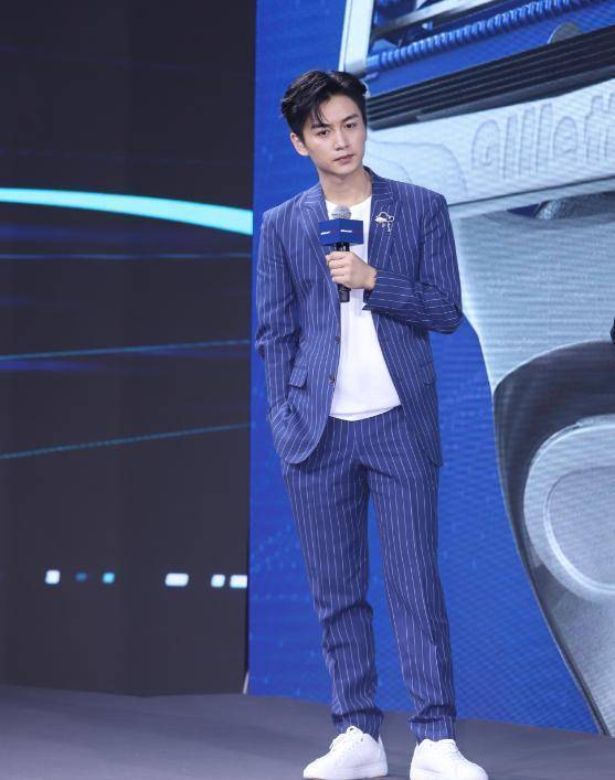 陈晓真会穿,蓝色竖纹西装配小白鞋减龄又帅气,男神范十足_酷帅_西裤