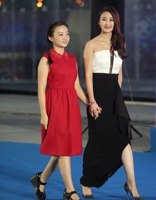 晒与关晓彤合照被嘲蹭热度,奥运女孩林妙可的坠落史_林母_策划_陈其