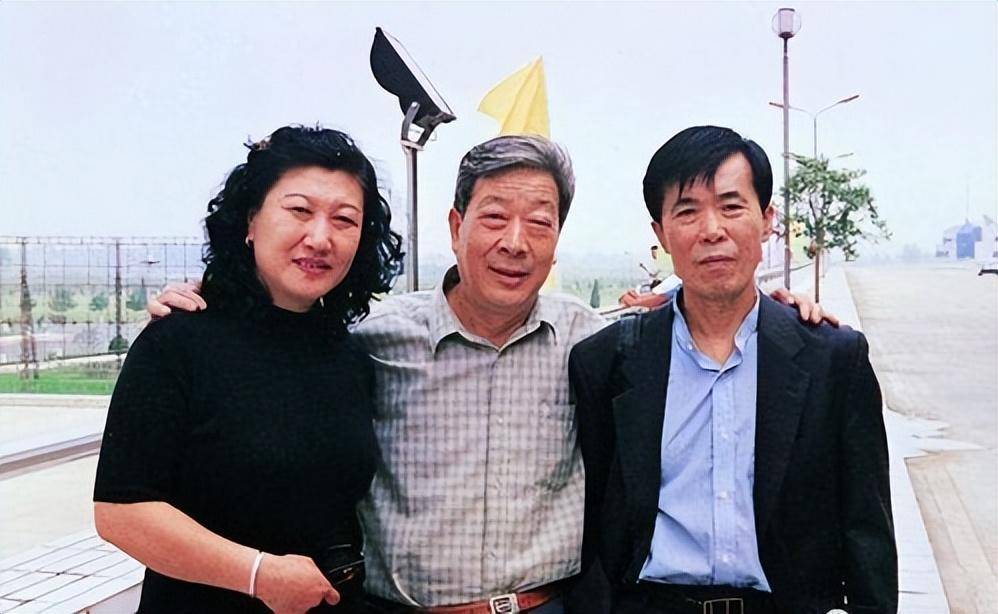 张艳茹摊坐在地,从此,她守起了活寡,看着报纸上,电视上对何庆魁