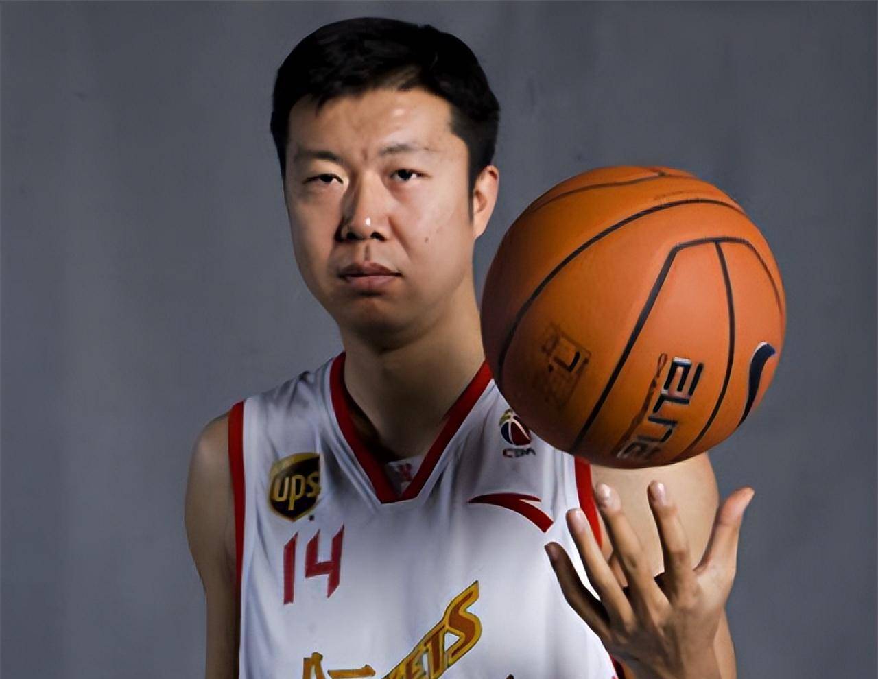 王治郅:官至大校,二婚娶小14岁娇妻_宋杨_中国队_对手