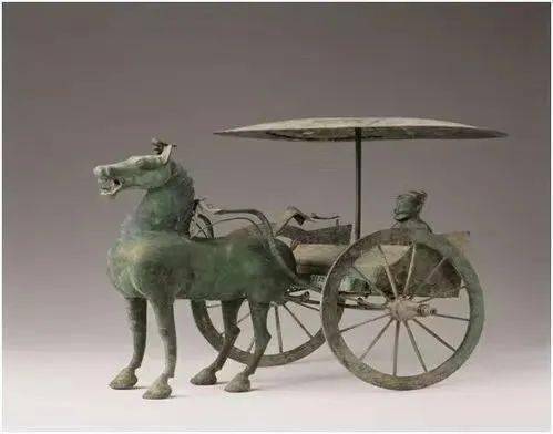 是汉代双辕马车的一种,也是汉代最为常见的一种一马拉的有盖的轻便车.