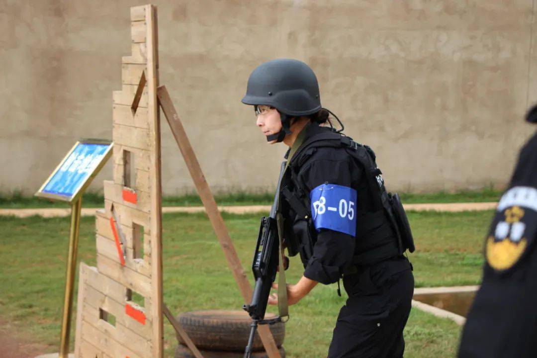 "神枪手"!身形娇小的她爆发力超强!_训练场_公众_基层工作