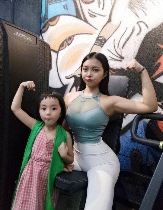 90后广州辣妈晒出健身美照,性感婀娜的身材让人羡慕_amber_孩子_女儿