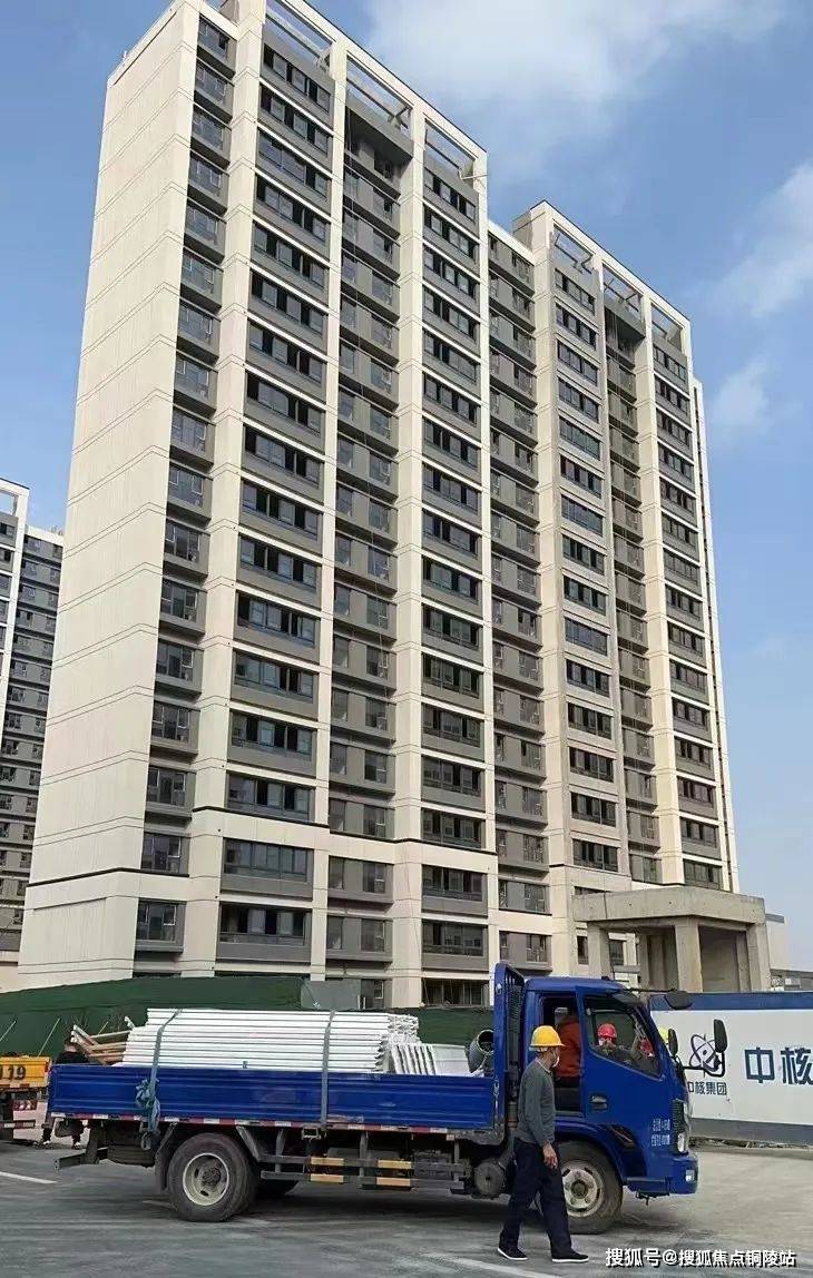 目前正荣地产在南京的住宅楼盘都属于正常施工,河西南的正荣中心公寓