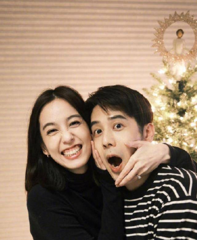 39岁胡宇崴求婚成功!与女友传绯闻10年首认爱,贴脸合照好甜蜜