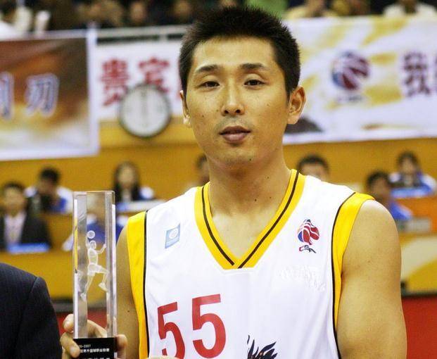 cba唯一四双胡雪峰,与巩晓彬争球重伤,李晓勇想推他去nba_江苏_抢断_1