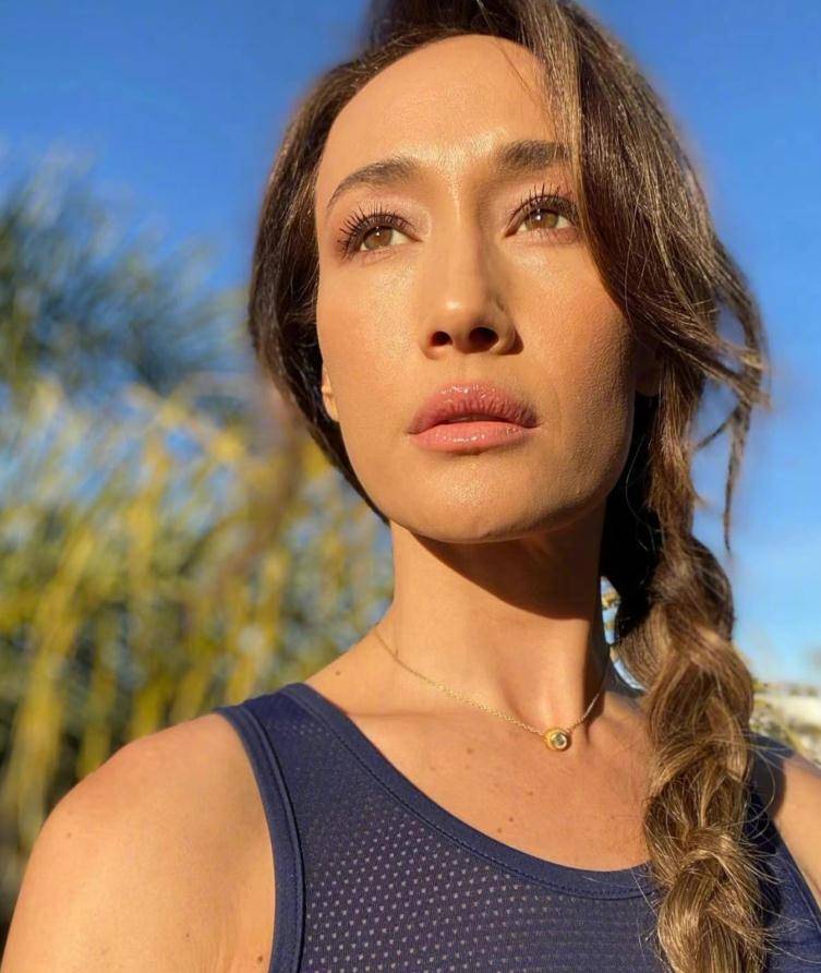 maggieq42岁的状态,如同少女,难怪曾让吴彦祖那么痴迷_发展_香港_因为