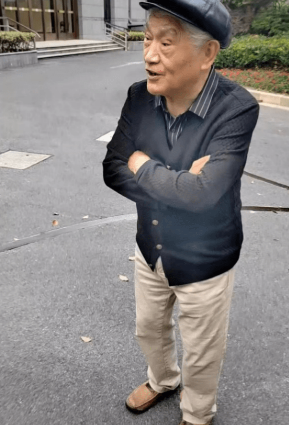 87岁无儿女照顾,佝偻身形白发苍苍太心酸_生活_发展_游戏