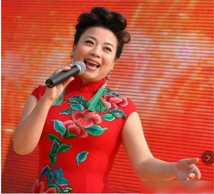 著名歌唱家女歌手的女儿,连续25年登上舞台,52岁仍无人敢娶!