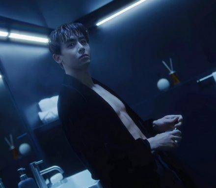 33岁尼坤新专辑must短视频,大秀时尚腹肌,帅气更胜当年_身材_感觉