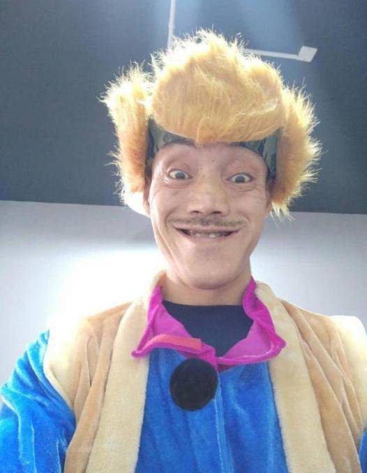 52岁"光头强"名气不再,小20岁娇妻跑了,沦落到跑摩的维持生计_冯加六