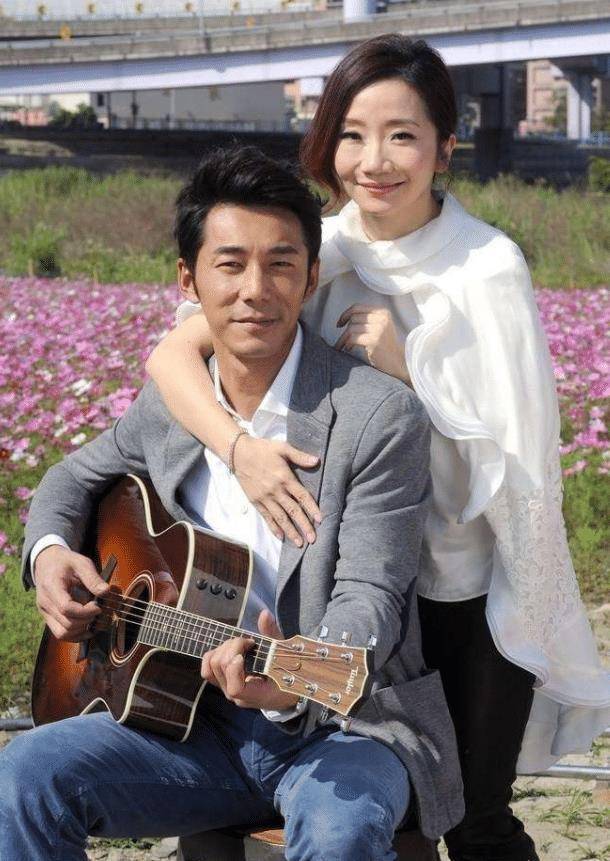 52岁陶晶莹和老公卖麻辣烫,食物没煮熟遭顾客投诉,本尊亲自道歉_明星