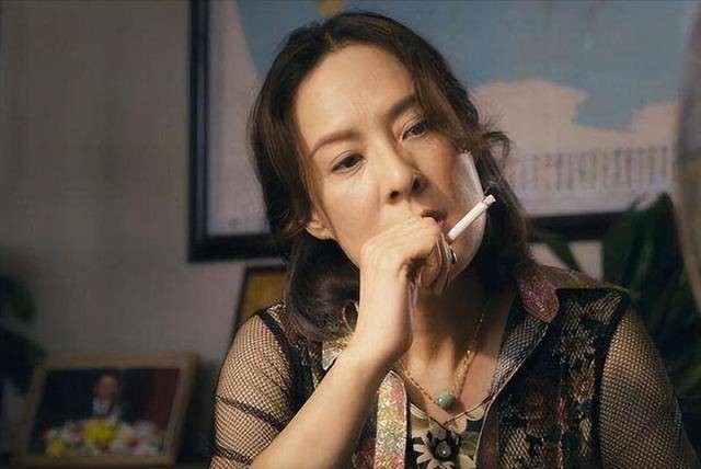 在拍摄夏洛特烦恼时,有一场夏洛妈妈去学校求情的戏,可刚拍到一半夏洛