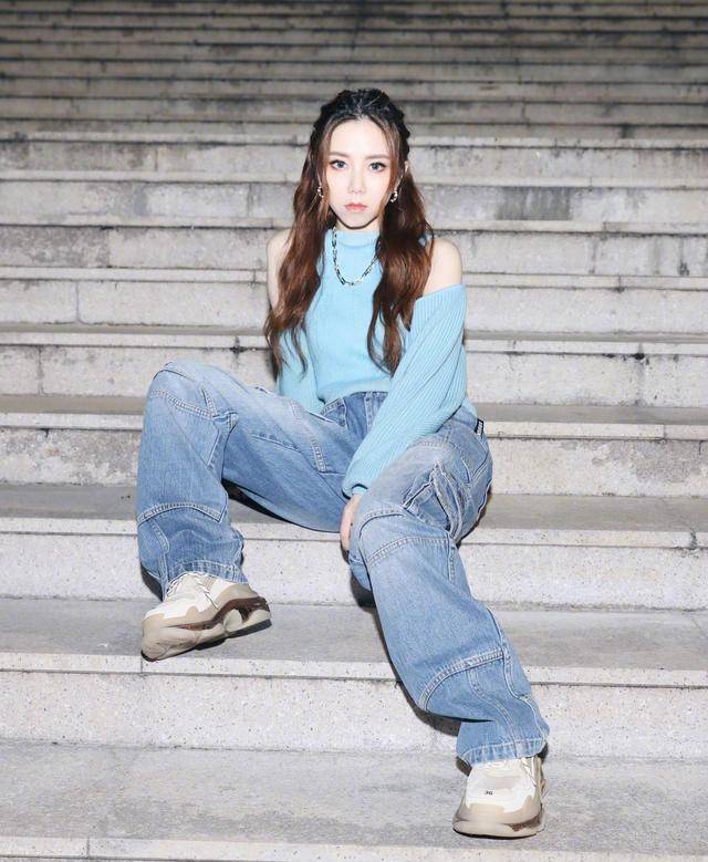 邓紫棋放弃皮裤后成功变美,看到全身照,这身高真有157cm?