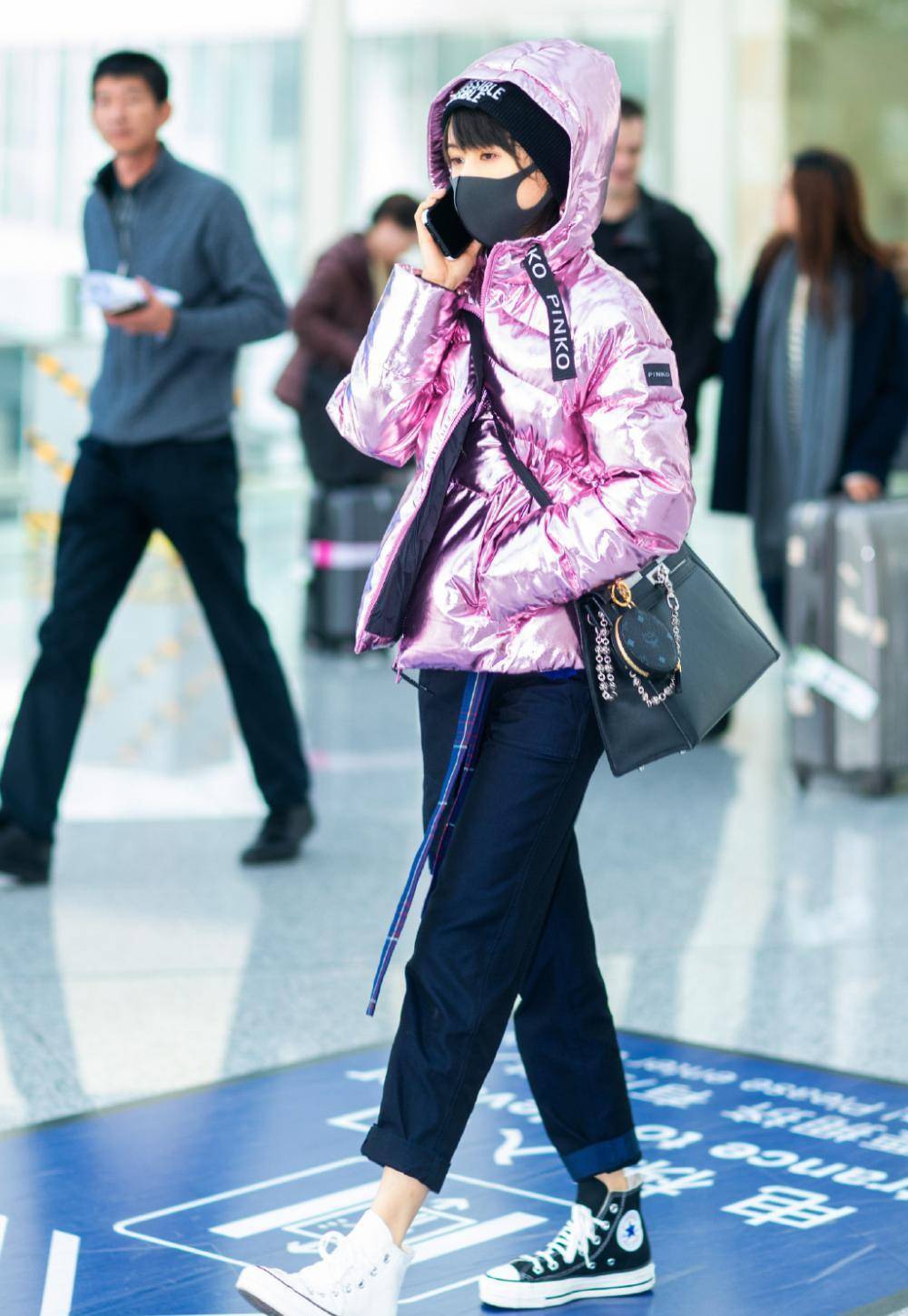 连杨幂都穿羽绒服不露腿了,保暖才是硬道理_黑色_反光_显得