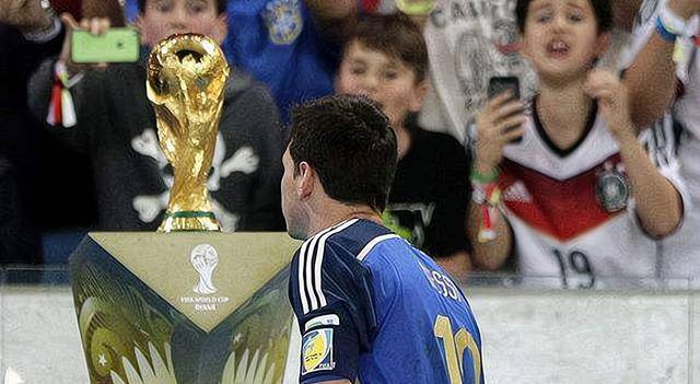 曾经几何,梅西距离大力神杯只差一步之遥,可惜8年前在马拉卡纳球场,蓝