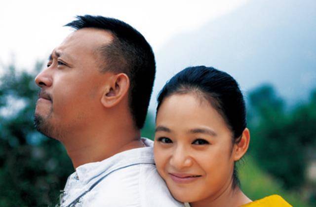 两人关系的加深是一次醉酒交流后,当时,姜文和妻子桑德琳的婚姻出现