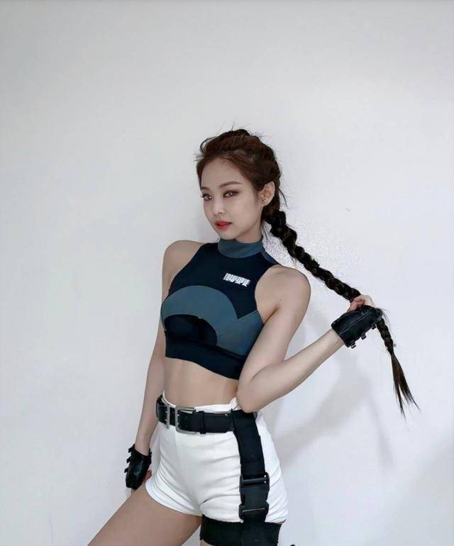 jennie这款就是最典型的蜈蚣辫,看起来利落又帅气,非常符合她走的甜酷