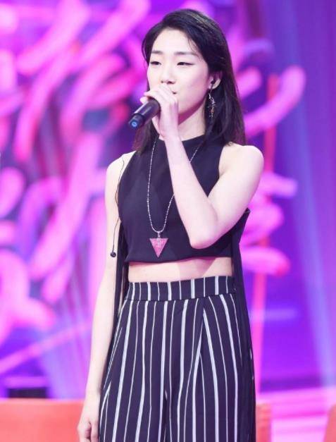 作为火箭少女的rapper,yamy在舞台上散发的魅力丝毫