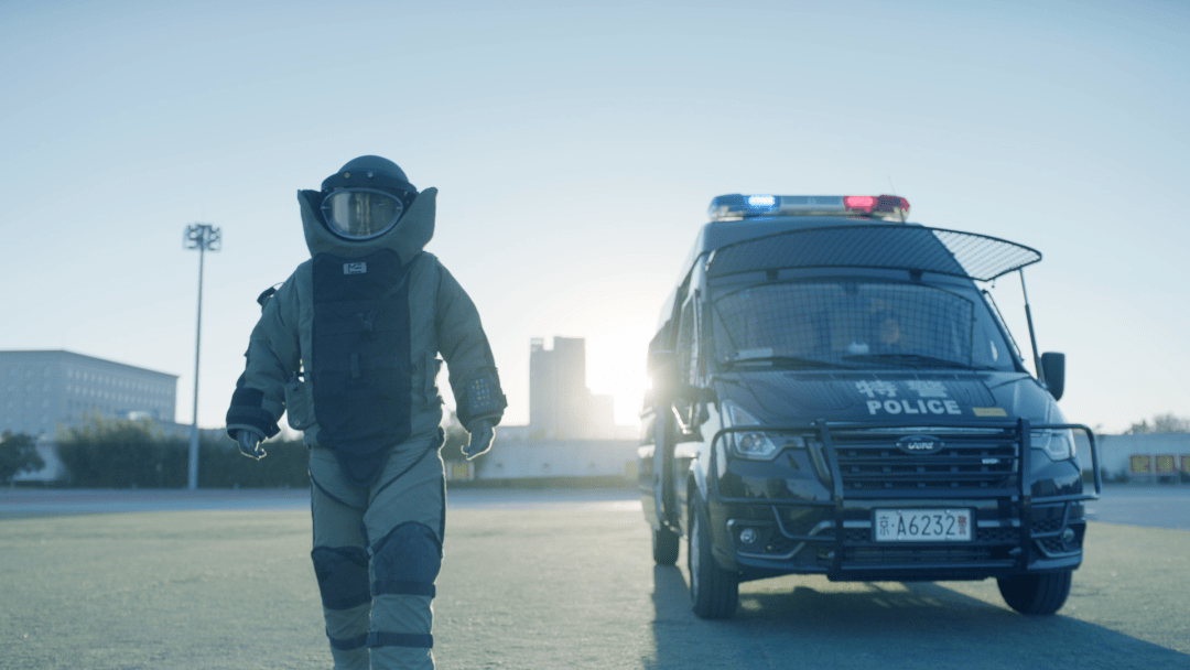 排爆特警:穿最重的装备,干最精细的活儿!_罗云龙_训练_穿着