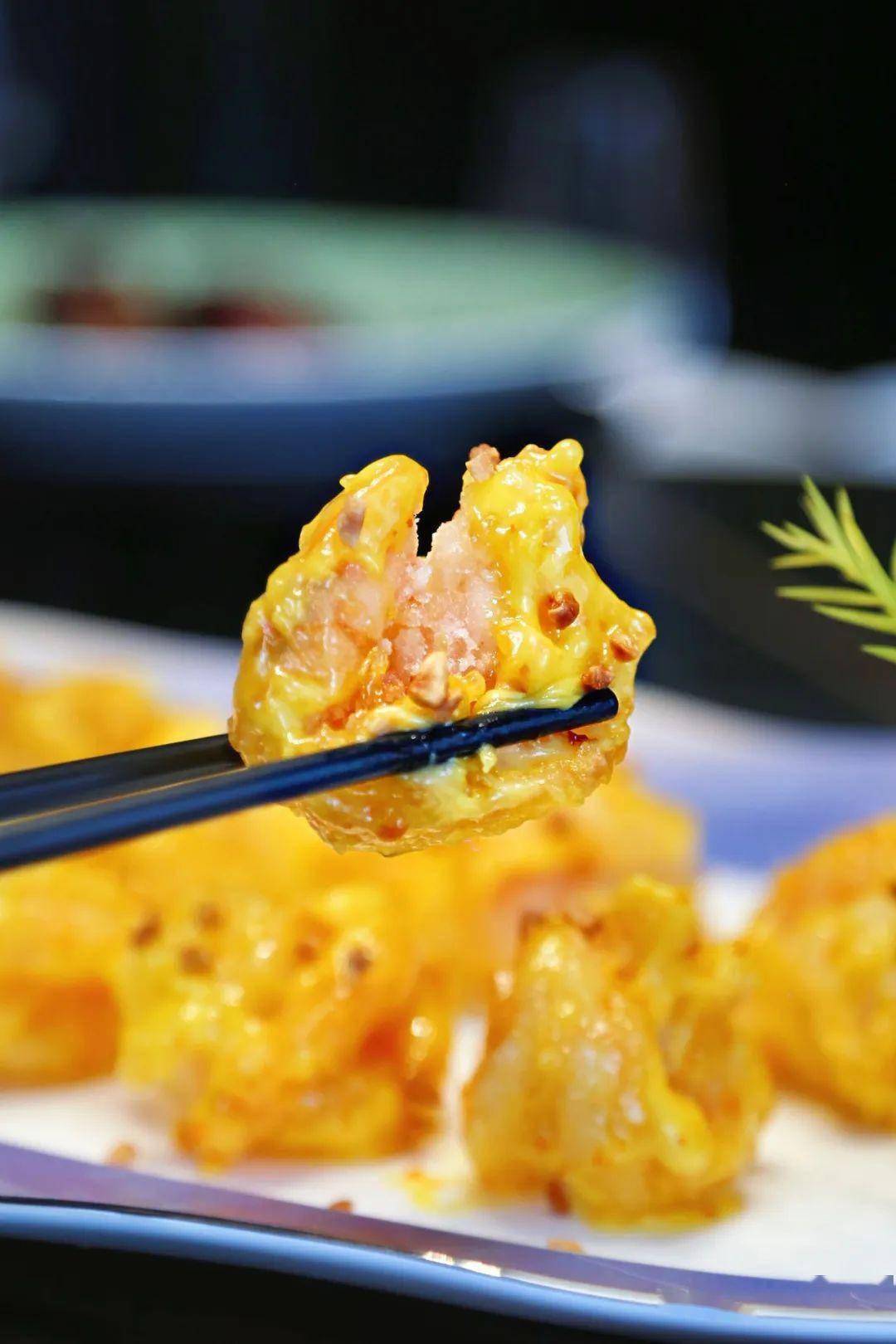 这口虾球的亮点在于大厨秘制的海胆酱,酱汁浓郁甘甜,带来油而不腻的