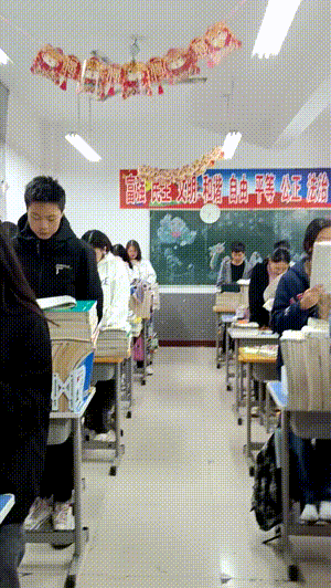 原创
            搞笑GIF：还好班主任是女老师，不然站在他旁边上课怪怪的
                
                 