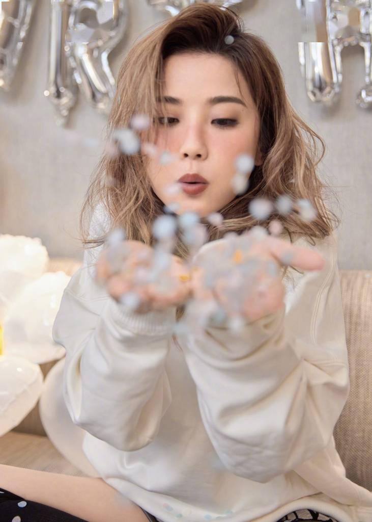 蔡卓妍晒40岁生日照 手捧蛋糕笑容灿烂