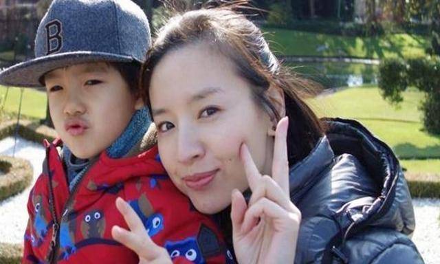 董洁亲子照拍成"婚纱照",是出格还是恰到好处?