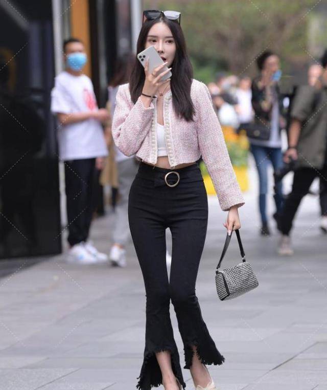 粉色毛绒上衣搭配黑色休闲打底裤,炎热的夏季,搭配的时尚感